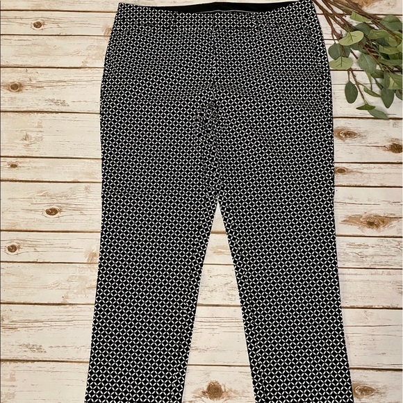 a.n.a Pants - NWOT • a.n.a • Cropped Pattern Pant •